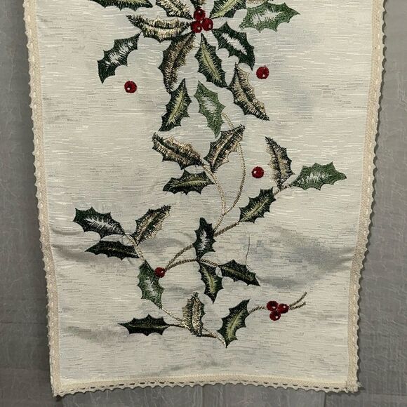tinsel & fir Ivory Green Red Embroidered Christmas Winter Berry Table Runner - Picture 2 of 11